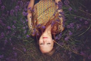 Jeune femme en relaxation dans la nature.