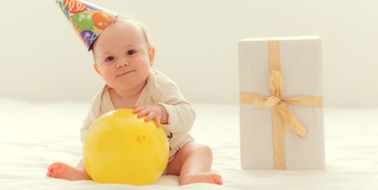 enfant heureux pour son cadeau