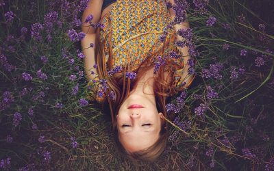 Jeune femme en relaxation dans la nature.