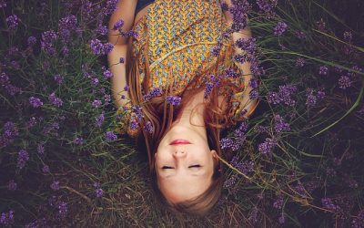 Jeune femme en relaxation dans la nature.